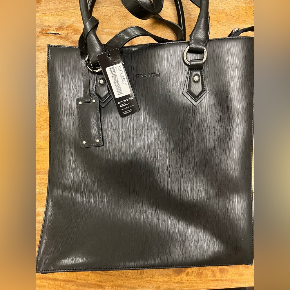 Sleek Black Ladies Leather Bag with Structured Design